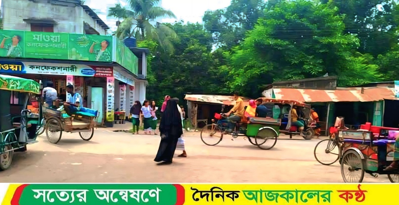 বদলগাছীতে ফুটওভার ব্রিজ বা জেব্রা ক্রসিংয়ের দাবী শিক্ষার্থীদের