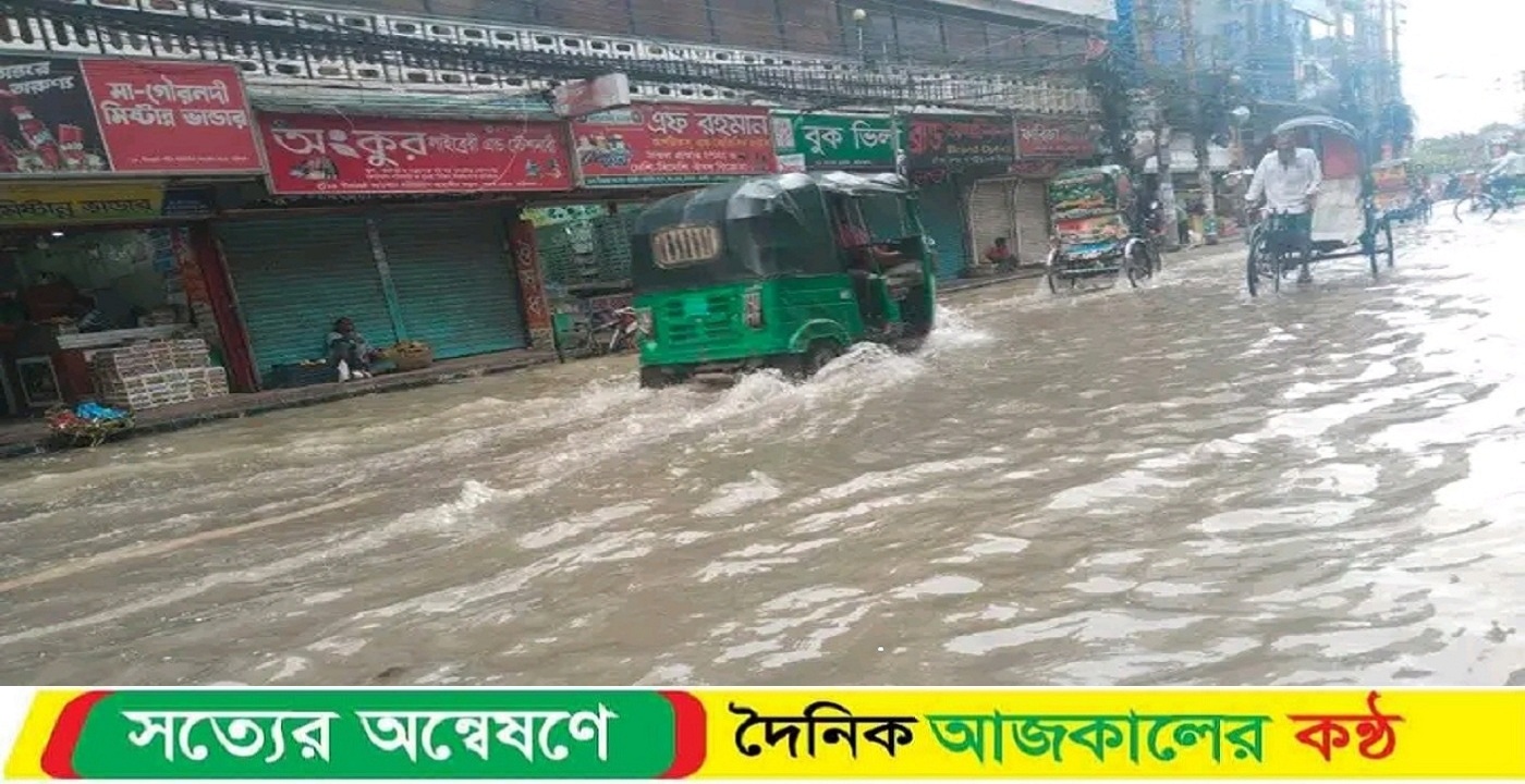 নিম্নচাপের প্রভাবে তলিয়ে গেছে বরিশাল নগরী