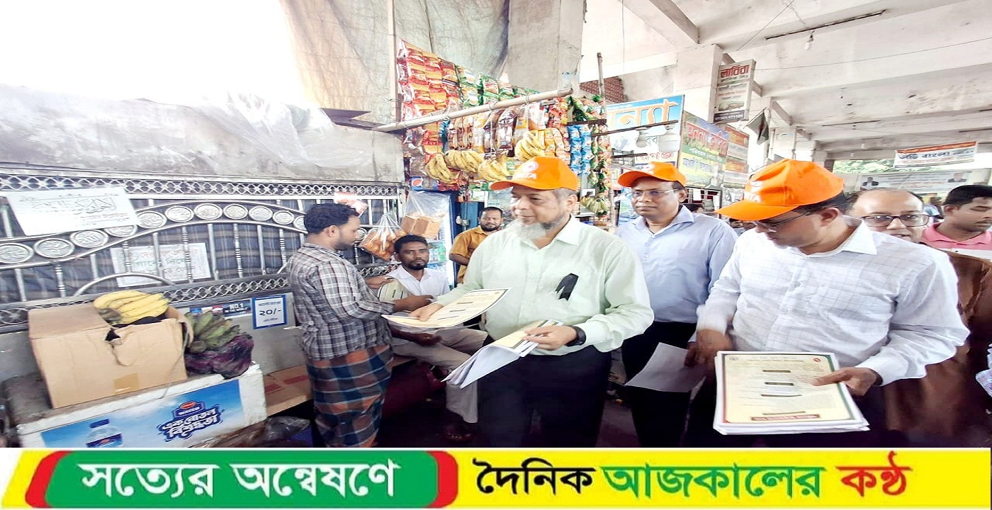 সড়কে শৃঙ্খলা ফিরিয়ে আনতে বিআরটিএ চেয়ারম্যান এর লিফলেট বিতরন