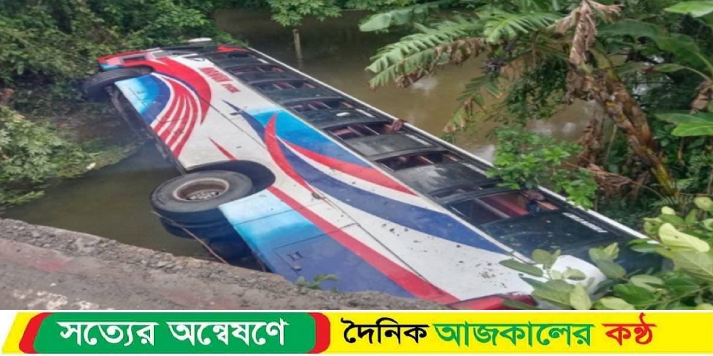 বরিশালে যাত্রীবাহী বাস নিয়ন্ত্রণ হারিয়ে খালে, আহত ২৫