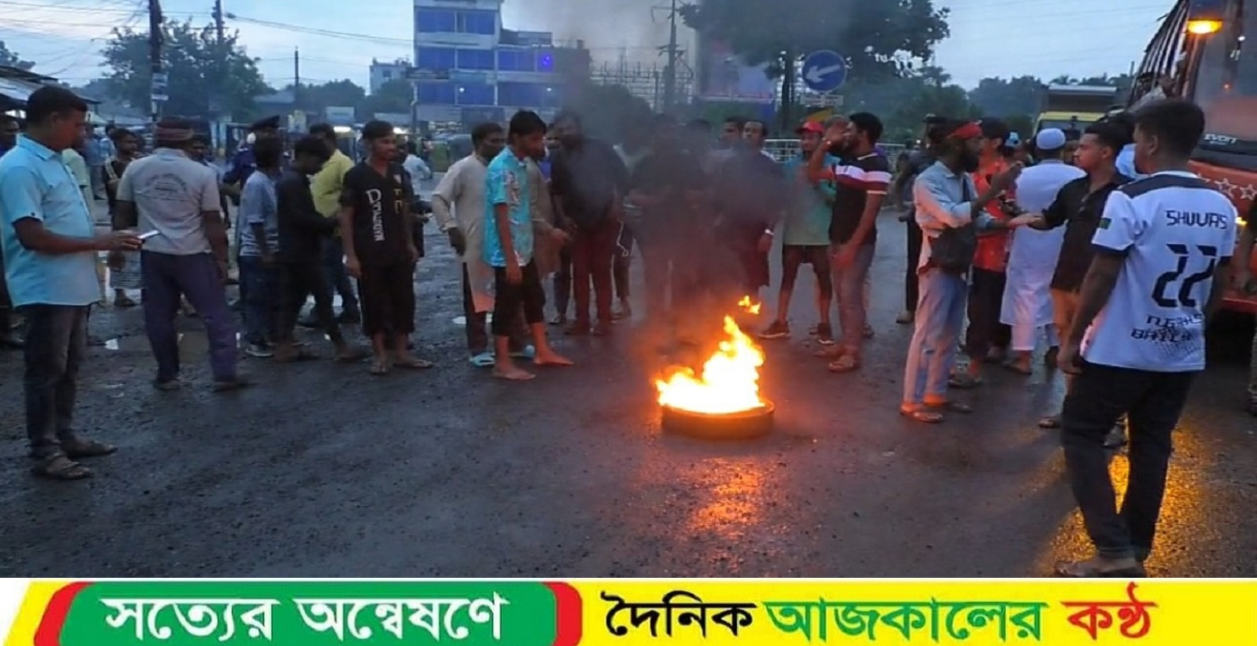 নাটোরে রাস্তায় টায়ার জ্বালিয়ে এনসিপির ব্লকেড কর্মসূচি পালিত