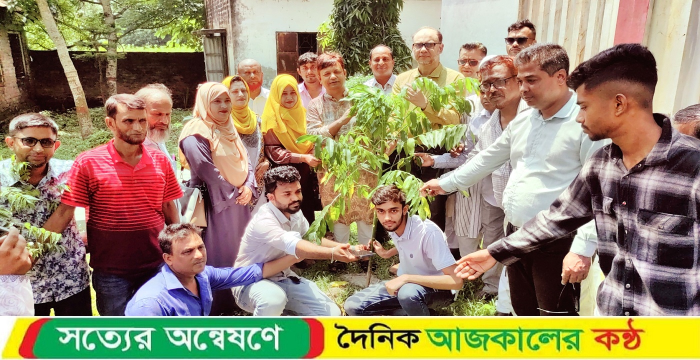 নড়াইলে ঐতিহ্যবাহী নবগঙ্গা ডিগ্রি কলেজ ক্যাম্পাসে বৃক্ষরোপণ