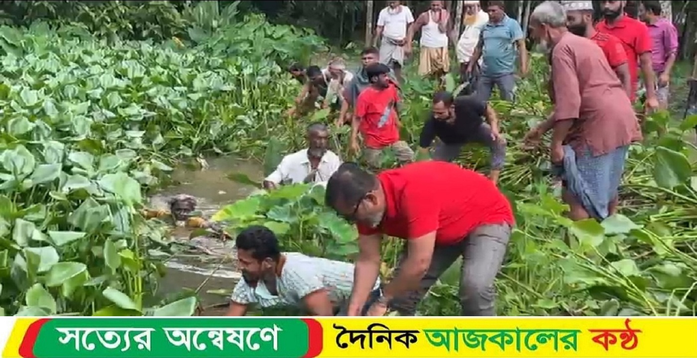 বাউফল ফসলী জমি ও বীজতলা বাঁচাতে সেচ্ছাশ্রমে খাল অবমুক্ত করছে কৃষকরা
