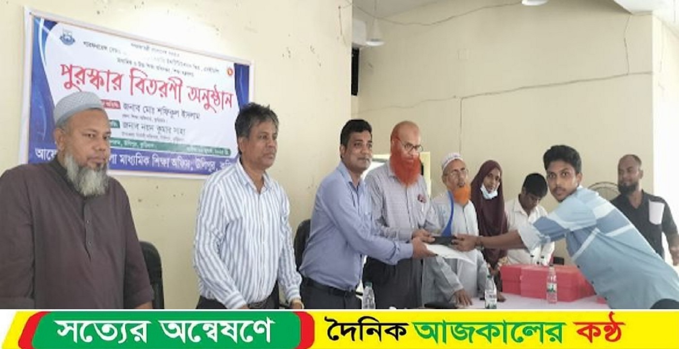 উলিপুর উপজেলায় মাধ্যমিক পর্যায়ের শিক্ষার্থীদের মাঝে পুরস্কার বিতরণ