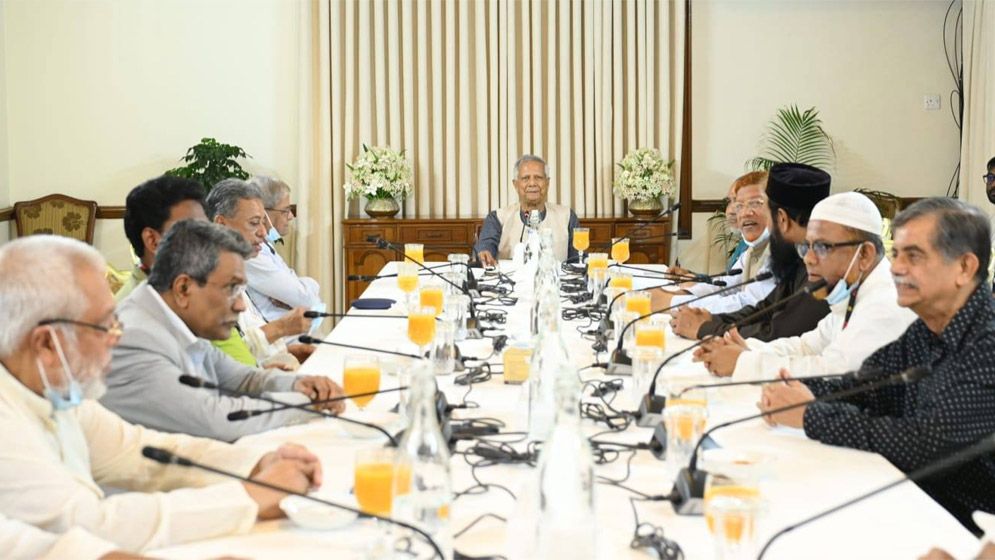 ৪ দলের সঙ্গে বৈঠকে প্রধান উপদেষ্টা