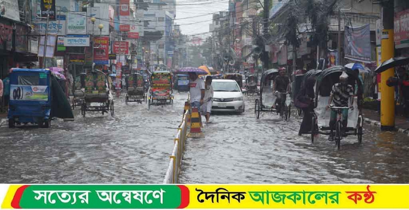বরিশাল নগরীতে টানা বৃষ্টির পানিতে তলিয়ে গেছে বিভিন্ন সড়ক