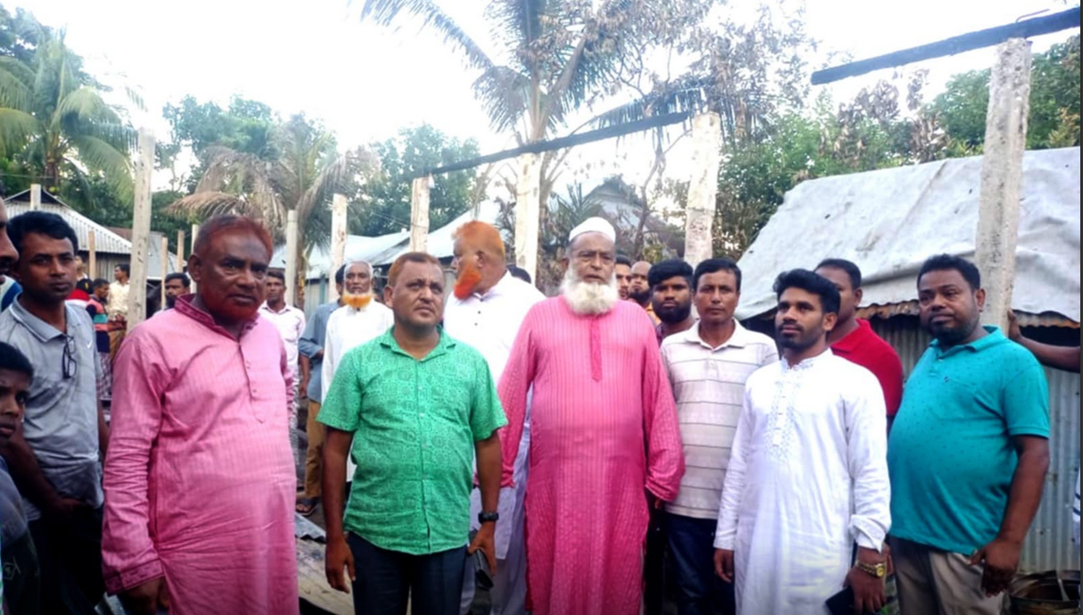 অগ্নিকাণ্ডে ক্ষতিগ্রস্ত পরিবারের পাশে দাঁড়ালেন বিএনপি নেতা জয়নাল আবেদীন