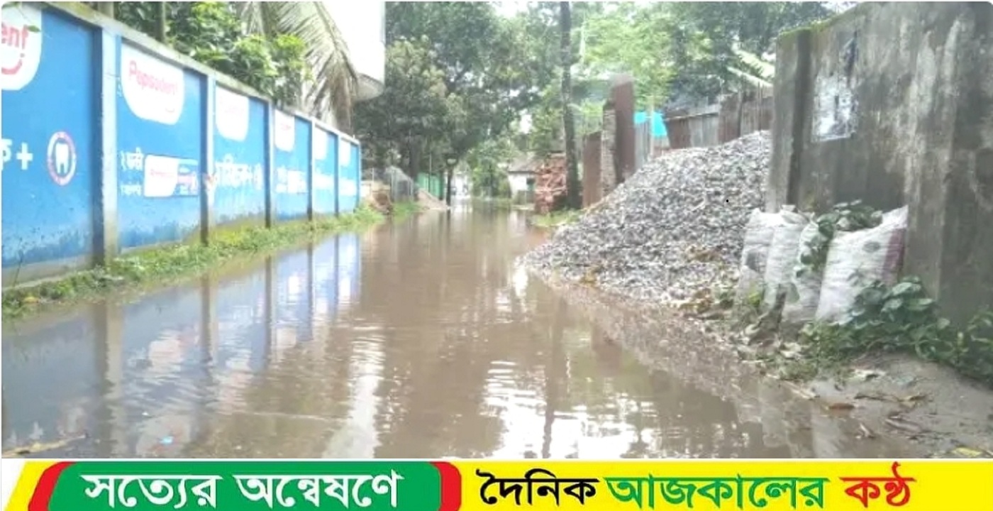 তারাগঞ্জে রাস্তায় সামান্য বৃষ্টিতেই হাঁটু পানি, পথচারীদের দুর্ভোগ