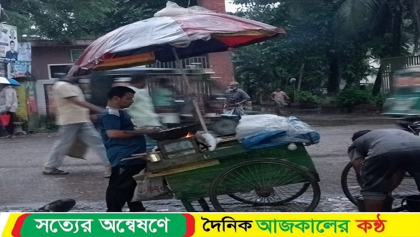 রোদ-বৃষ্টির ভেতর জীবনযুদ্ধ: বাদাম বিক্রেতা রবিনের সংগ্রামী পথচলা