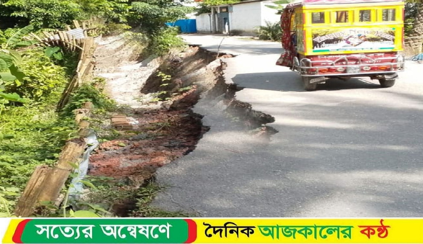 গৌরনদীতে সড়ক ধসে জীবনের ঝুঁকি নিয়ে চলছে যানবাহন