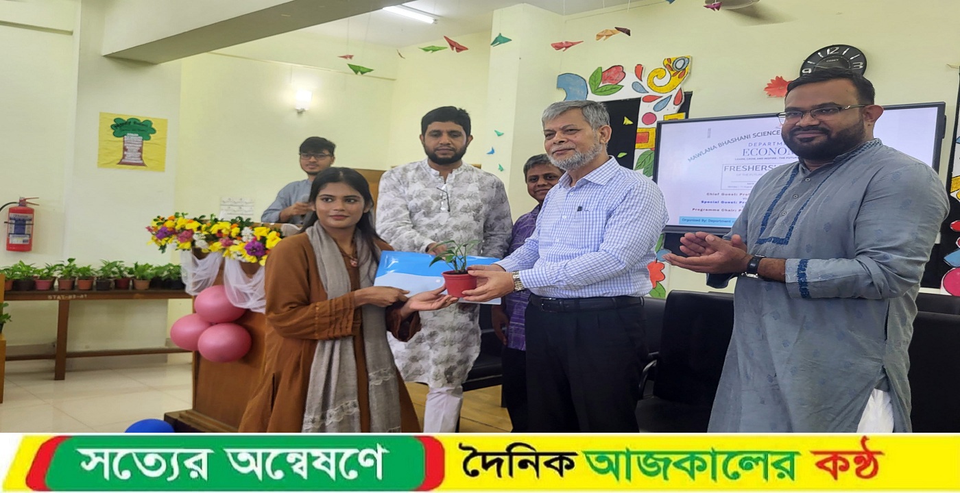 পরিবেশ রক্ষার্থে মাভাবিপ্রবি নবীন শিক্ষার্থীদের গাছ দিয়ে বরণ