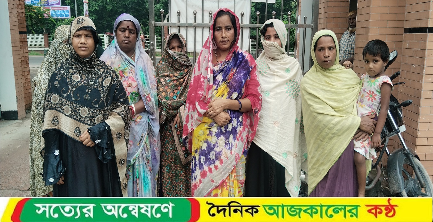 দিনাজপুর সরকারী কলেজ চুক্তিভিত্তিক কর্মচারীদের অবস্থান কর্মসূচি পালন