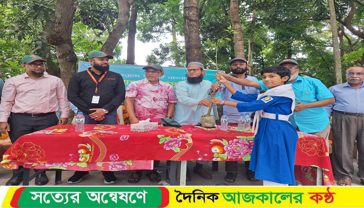 সাতক্ষীরায় শিক্ষার্থীদের হাতে ফলজ-বনজ চারা তুলে দিল প্রকৃতি ও জীবন ক্লাব