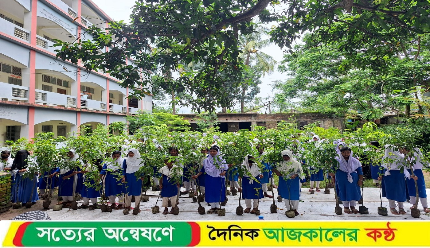 সাতক্ষীরায় শিক্ষার্থীদের মাঝে বিনামূল্যে ফলজ, বনজ ও ঔষধি গাছের চারা বিতরণ