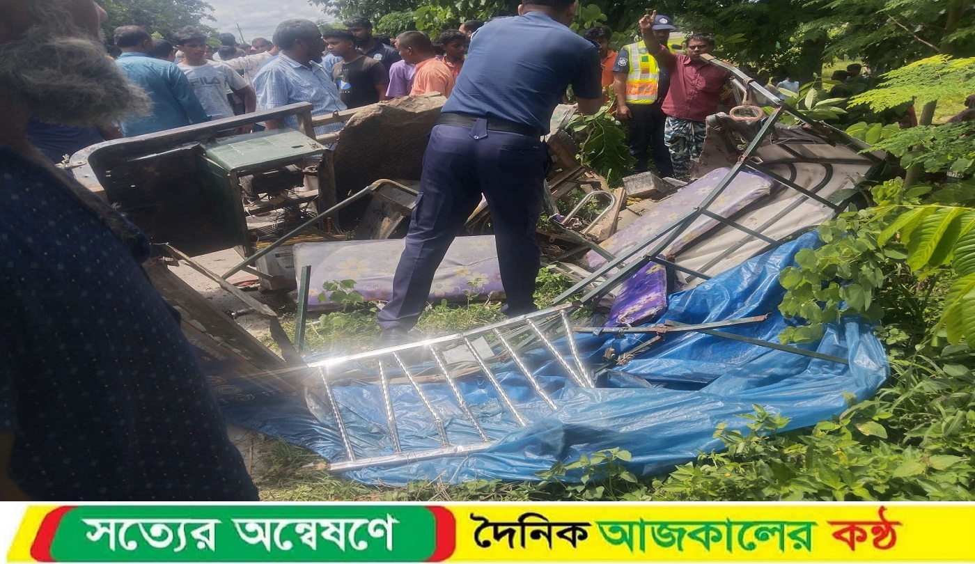 দিনাজপুরে সড়ক দূর্ঘটনায় এক শিশু নিহত, ৯ জন আহত