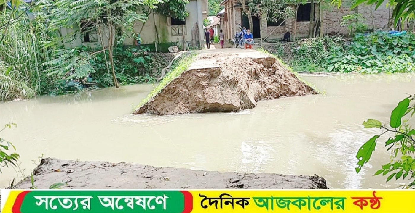 নওগাঁর মান্দায় গ্রামীন বাঁধ ভেঙে লোকালয়ে ঢুকছে আত্রাই নদীর পানি