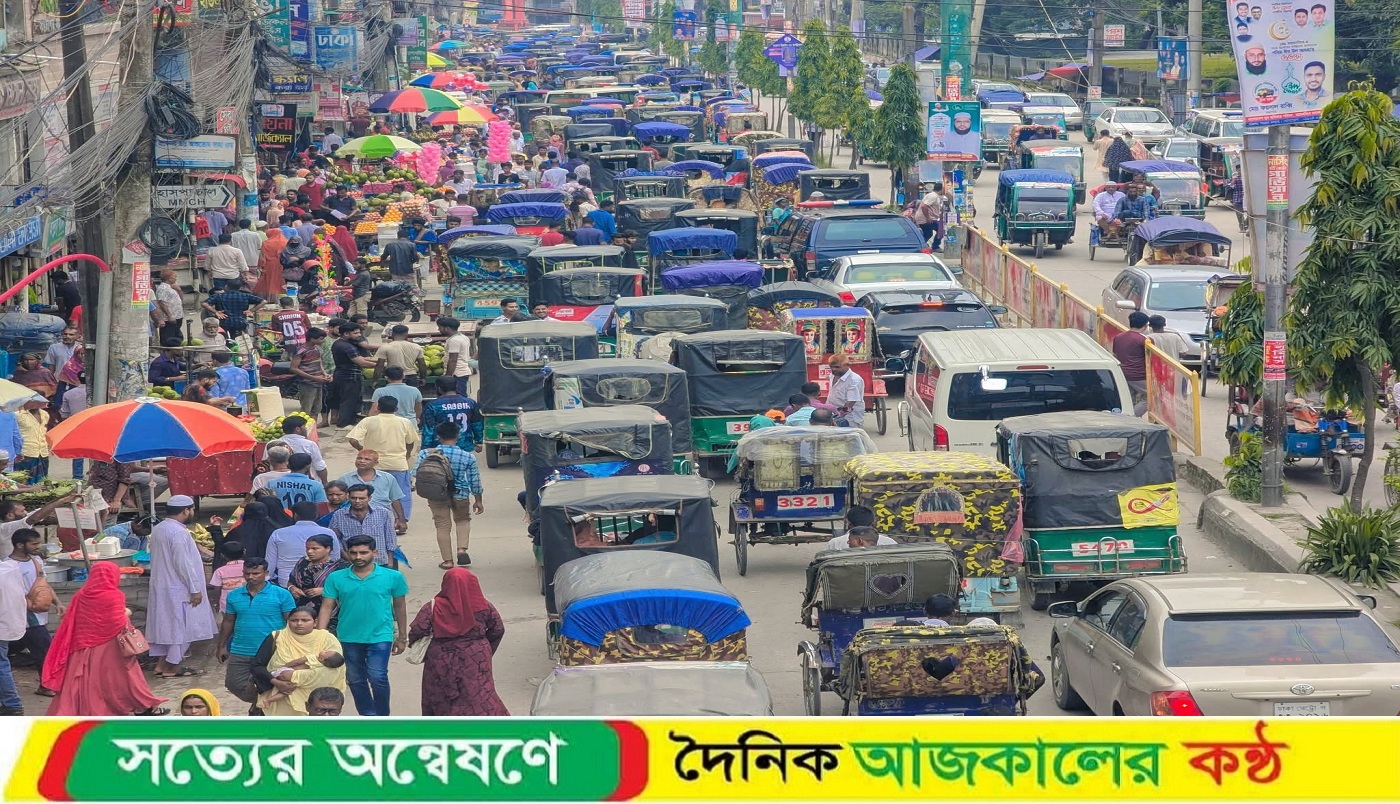 ময়মনসিংহ চরপাড়ায় অবৈধ দখল ও দোকানের কারণে তীব্র যানজট