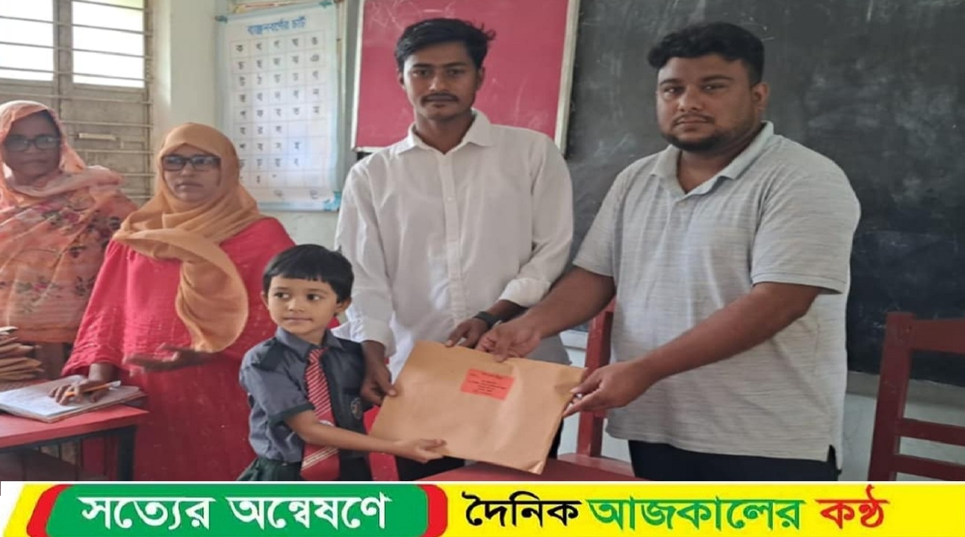 লোহাগড়ায় ছাত্রদল নেতা রিয়াজের পক্ষ থেকে শিশু শিক্ষার্থীদের মাঝে শিক্ষা উপকরণ বিতরণ