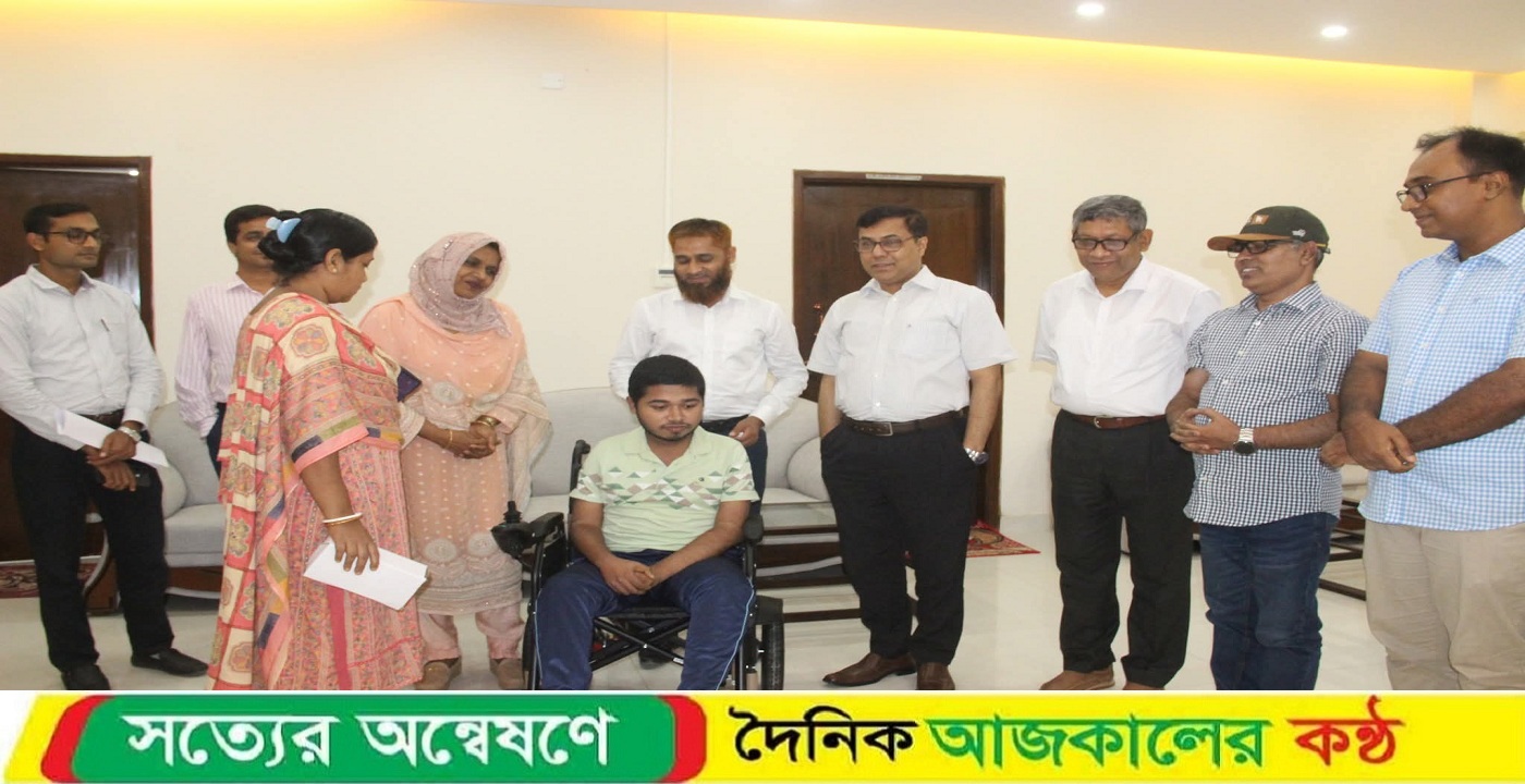 নজরুল বিশ্ববিদ্যালয়ের প্রতিবন্ধী শিক্ষার্থী তীর্থ দাসকে হুইল চেয়ার হস্তান্তর