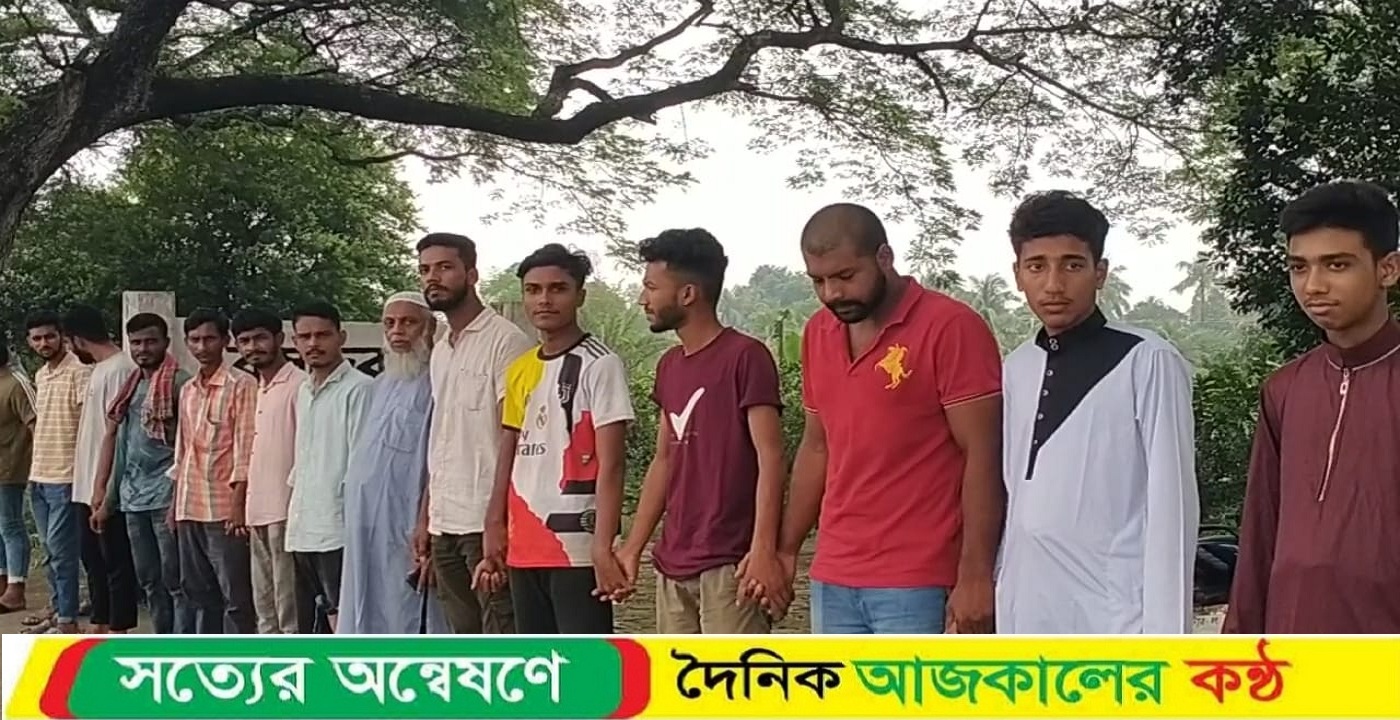 নাশকতাকারীদের গ্রেফতার দাবিতে নাটোরে মানববন্ধন