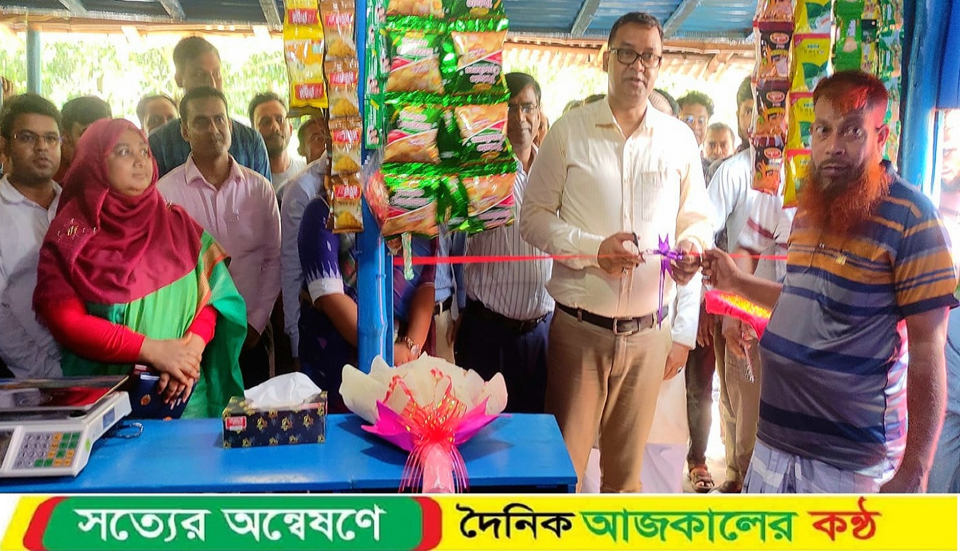 বদলগাছীতে অসহায় জেলফেরত এক ব্যক্তিকে পূণর্বাসনে দোকান উদ্বোধন করলেন জেলা প্রশাসক