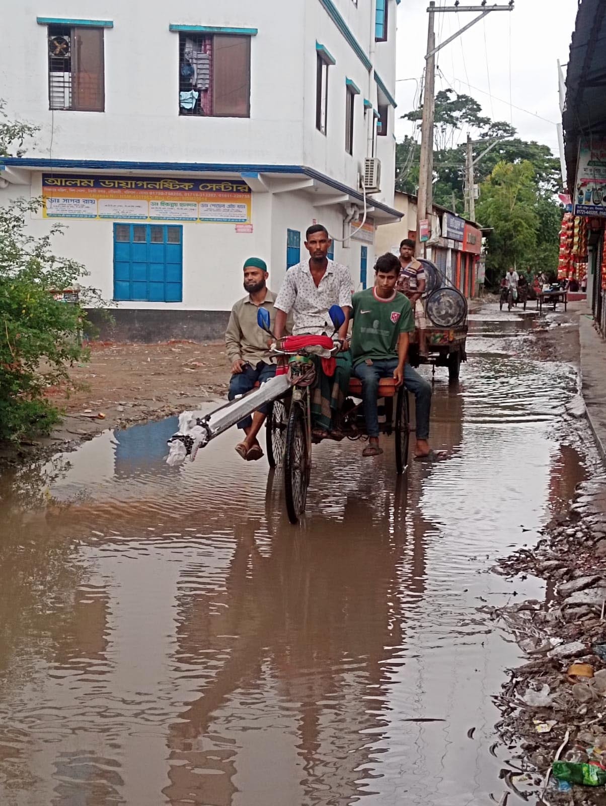 গৌরনদী পৌরসভার সড়কে জমে থাকে পানি ভোগান্তিতে তিনশত পরিবার