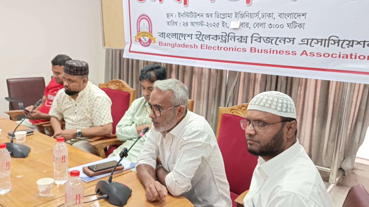 বাংলাদেশ ইলেকট্রনিক্স বিজনেস এ্যাসোসিয়েশনের নবনিযুক্ত এডহক কমিটির সভাপতি ওয়াহিদুজ্জামান, সদস্য সচিব মোঃ ফয়সাল