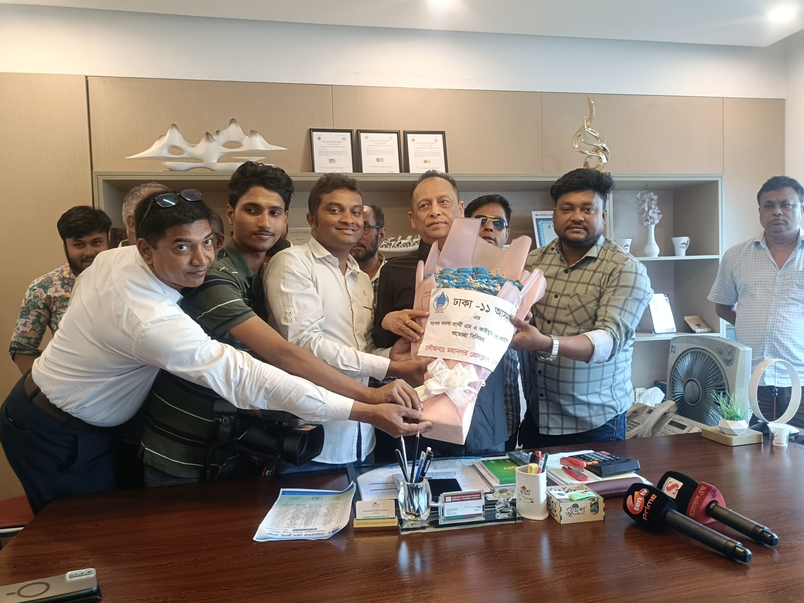 মহানগর প্রেসক্লাব ঢাকার,নবগঠিত কমিটির নেতৃবৃন্দ দের ফুলেল শুভেচ্ছা বিনিময়