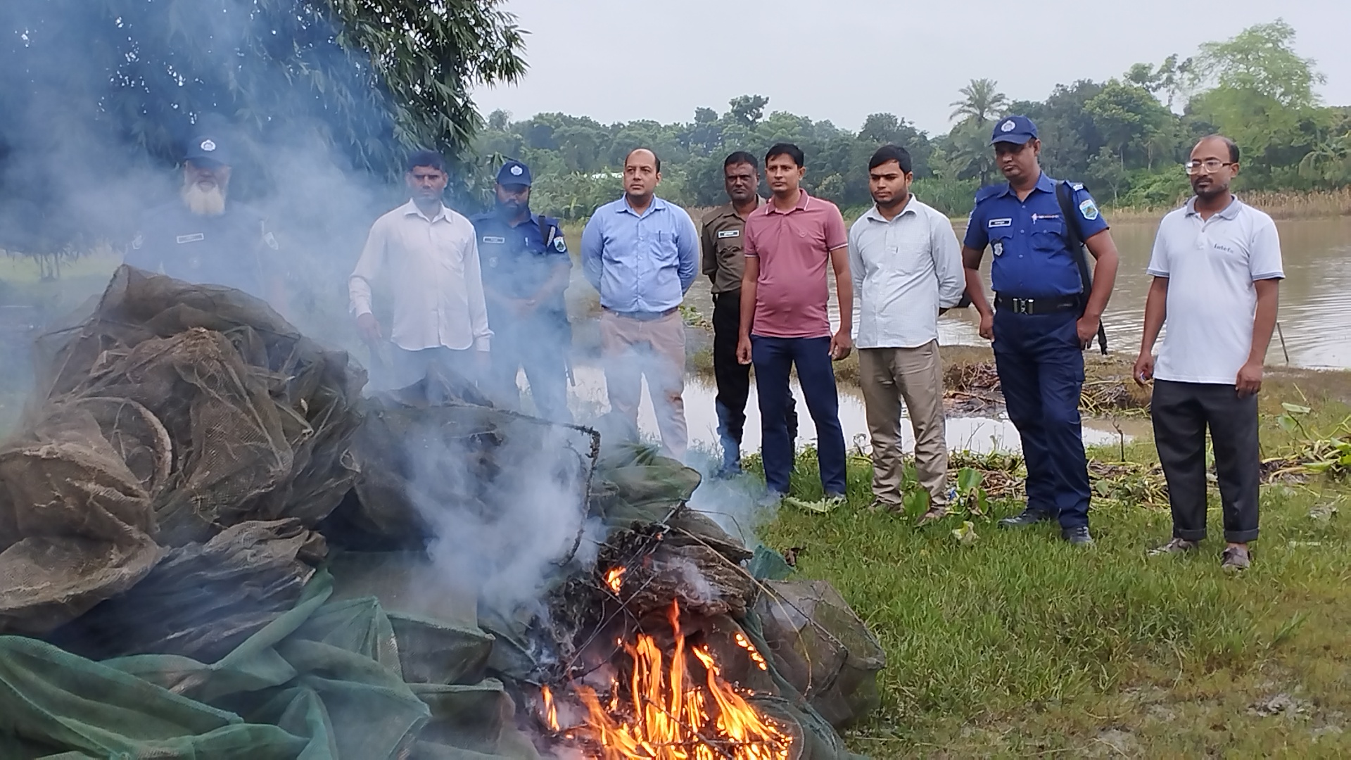 বাগাতিপাড়ায় বড়াল নদীতে ভ্রাম্যমাণ আদালতের অভিযানে লক্ষাধিক টাকার চায়না দুয়ারী জাল ধ্বংস