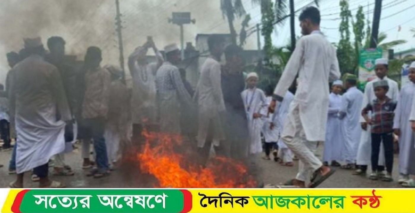 বরিশালে মহাসড়ক অবরোধ করে শিক্ষার্থীদের বিক্ষোভ