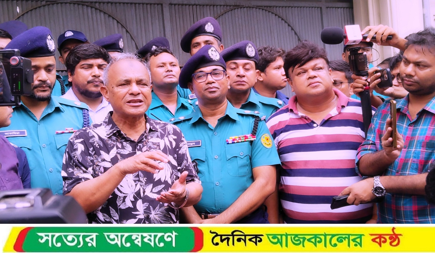 বিএডিসি বীজ ভবন পরিদর্শনে স্বরাষ্ট্র ও কৃষি উপদেষ্টা জাহাঙ্গীর আলম চৌধুরী