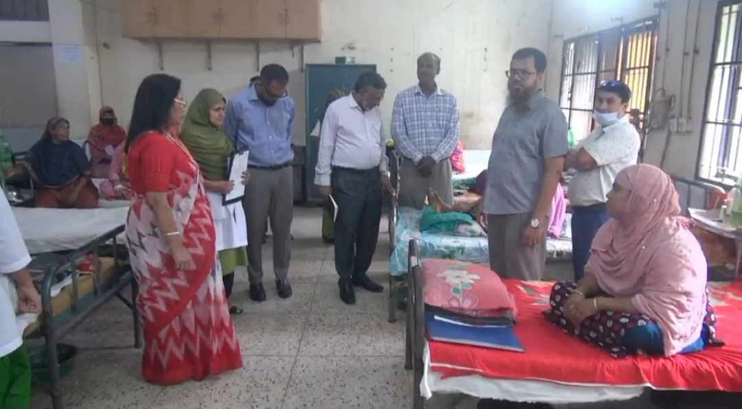 নাটোর সদর হাসপাতাল পরিদর্শন করেছেন রাজশাহী বিভাগীয় স্বাস্থ্য পরিচালক