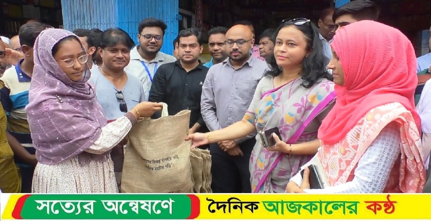 নাটোরে পরিবেশ বান্ধব পাটের ব্যাগ বিতরণ