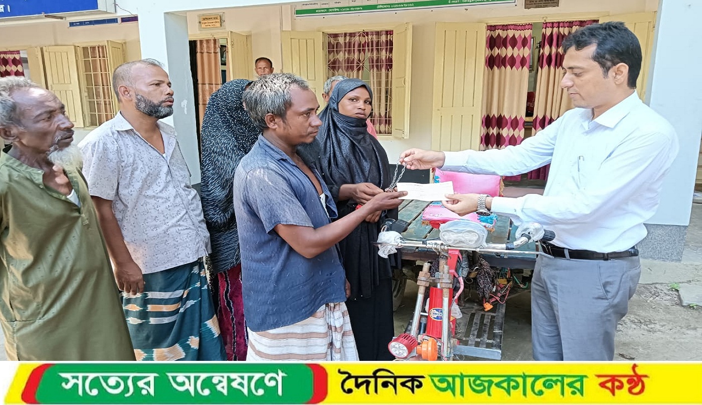 তারাগঞ্জে সেই বাবুর বাবাকে উপজেলা প্রশাসনের অটো ভ্যান প্রদান