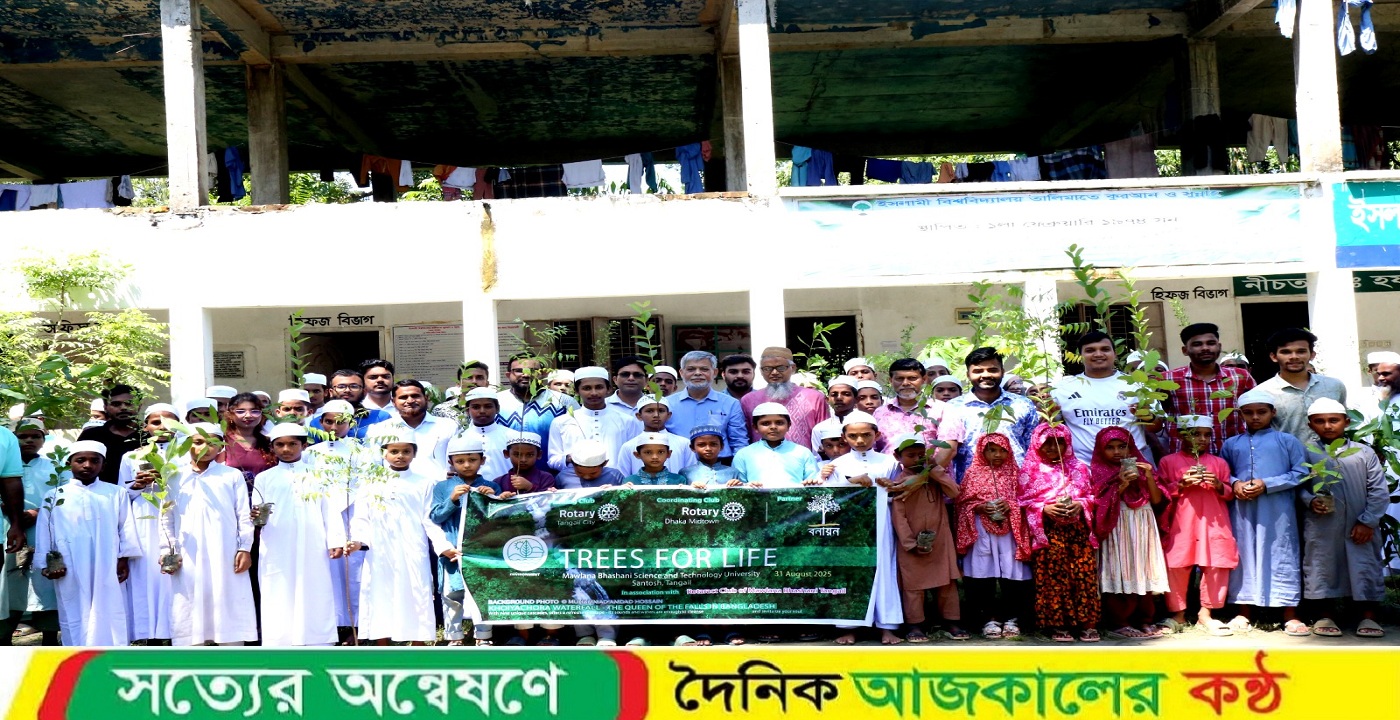 রোটারি ক্লাবের উদ্যোগে ইয়াতিমদের মাঝে ফলের চারাগাছ বিতরণ