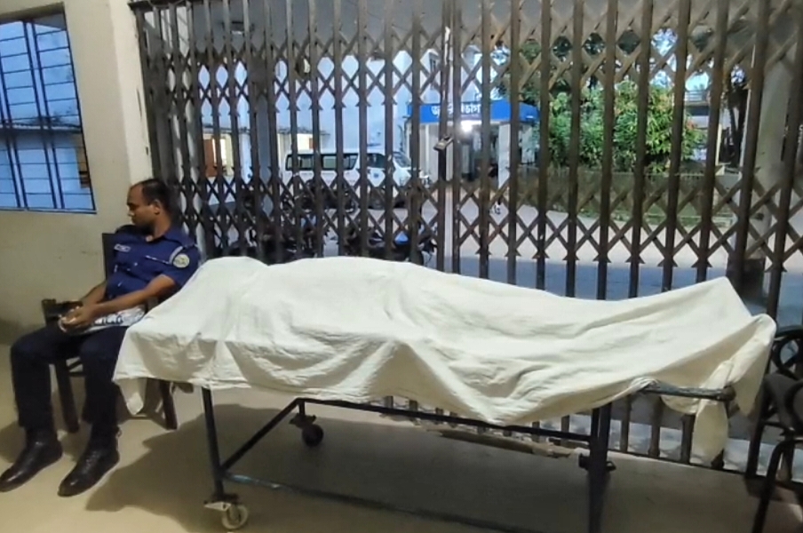 মহিপুরে ট্রলার মালিকের মারধরে জেলের মৃত্যু, আহত ২