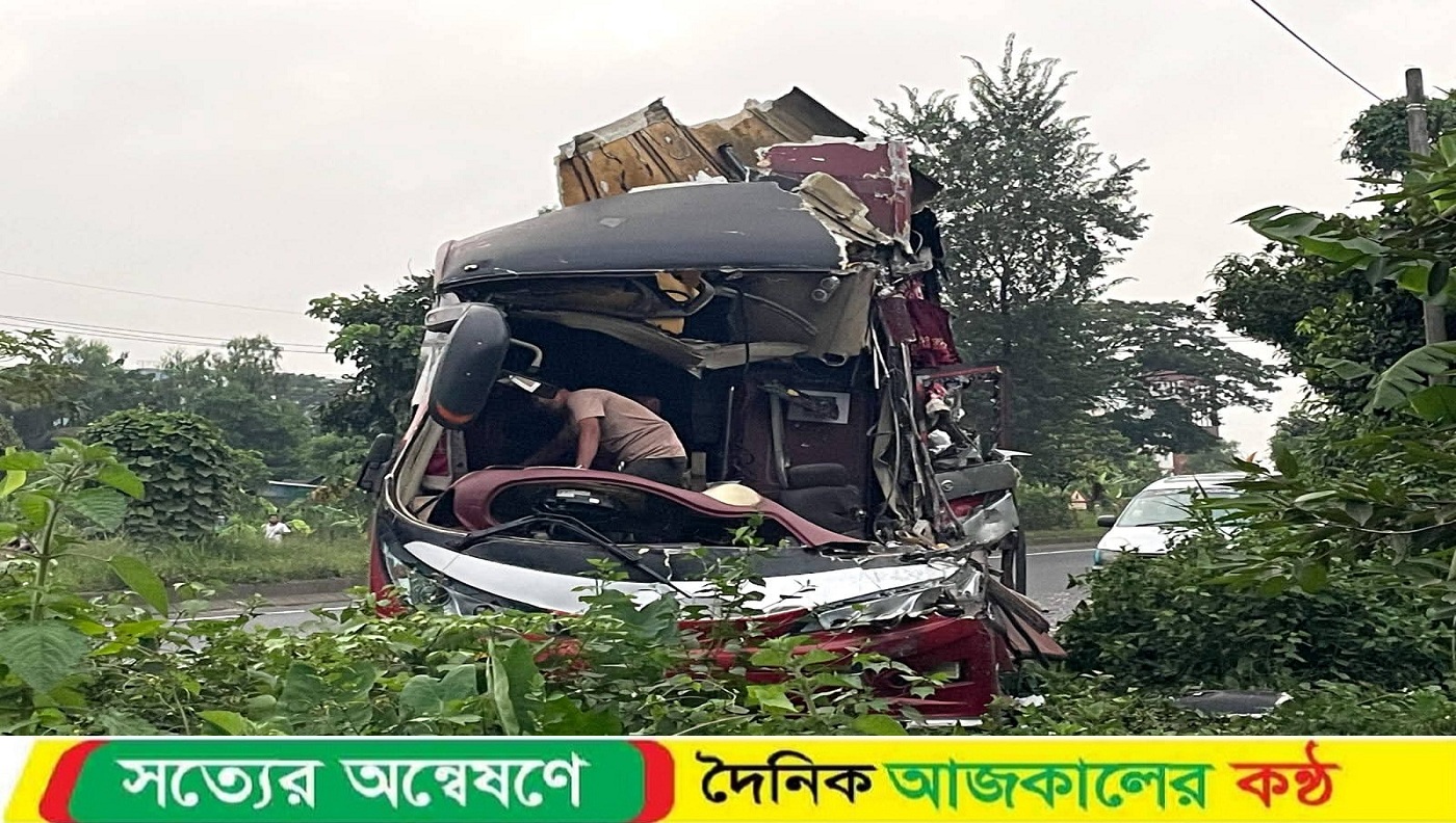 ঢাকা-চট্টগ্রাম মহাসড়কে দাড়িয়ে থাকা কাভার্ড ভ্যানে বাসের ধা’ক্কা’য় নি’হ’ত ১, আ’হ’ত ৯