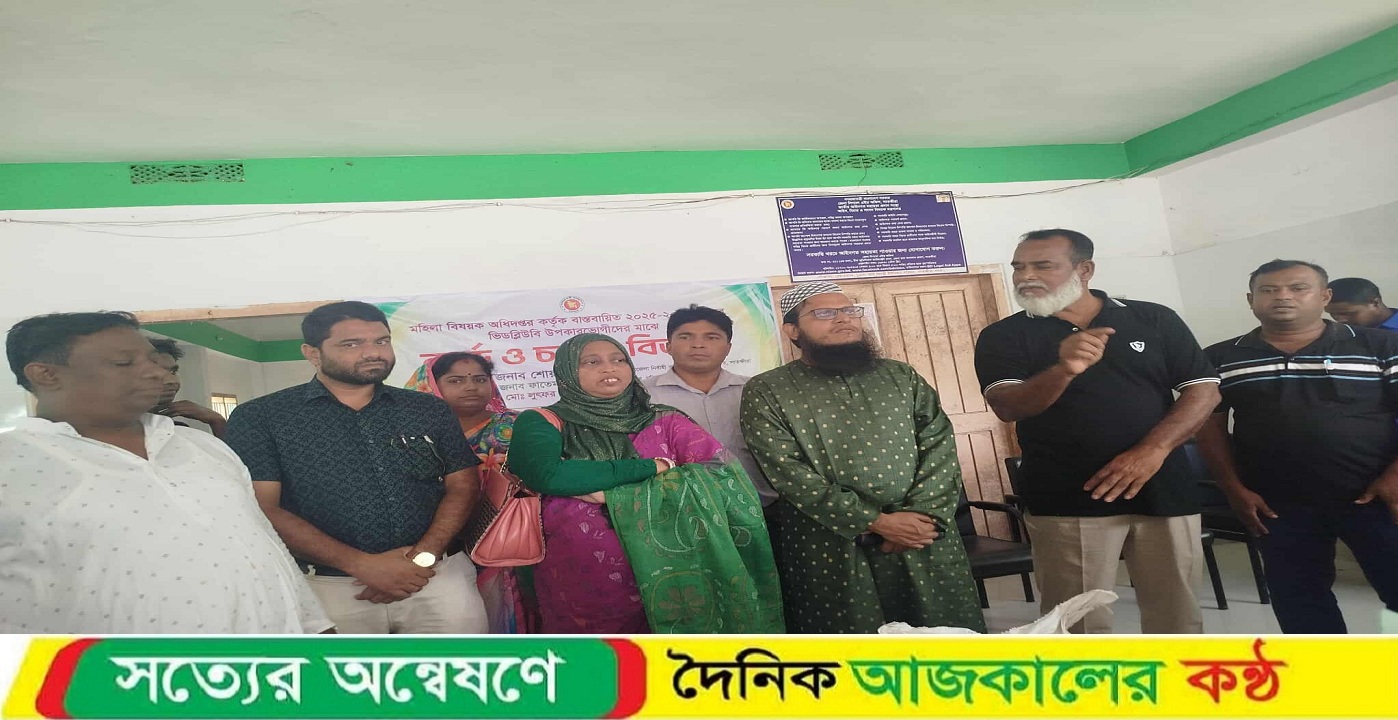 সাতক্ষীরার ফিংড়ীতে ভি ডব্লিউ বি কার্ড ধারীদের মধ্যে চাউল বিতরণ