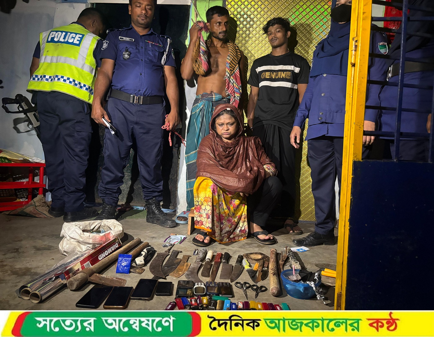 সাতক্ষীরায় যৌথবাহিনির অভিযানে অস্ত্র ও মাদকসহ তিনজন আটক