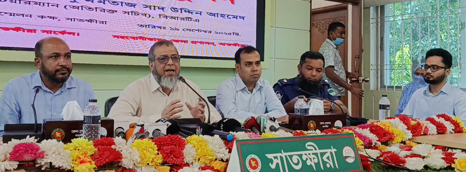 সাতক্ষীরায় সড়ক দুর্ঘটনায় নিহত পরিবারের মাঝে চেক বিতরণ