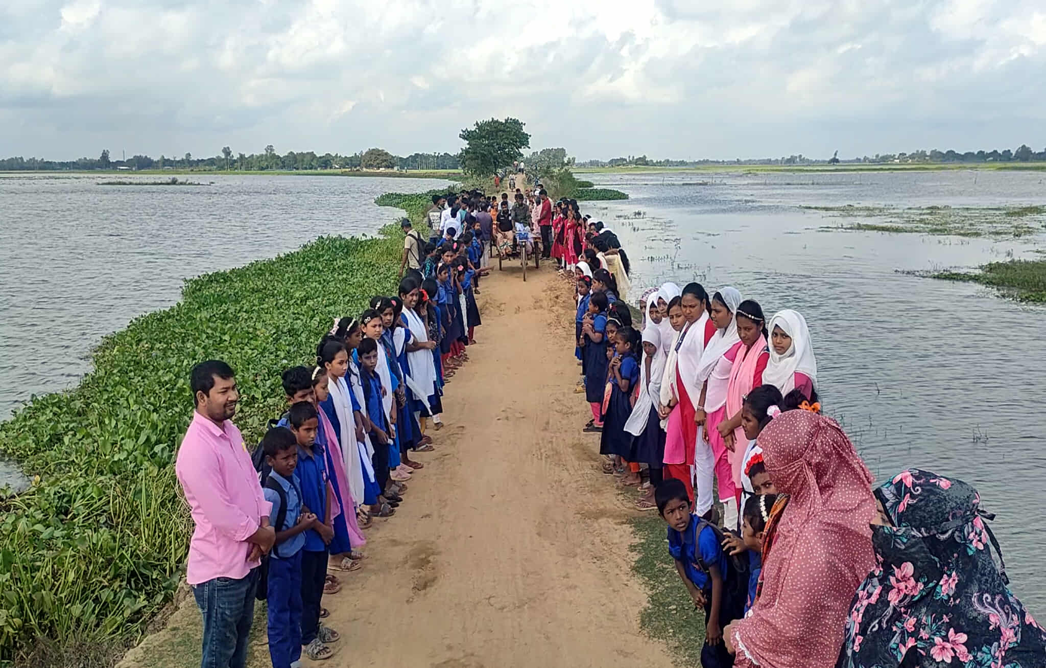 রাণীনগরে লাল মাটির রাস্তা পাকাকরণের দাবিতে শিক্ষার্থী-এলাকাবাসীদের মানববন্ধন