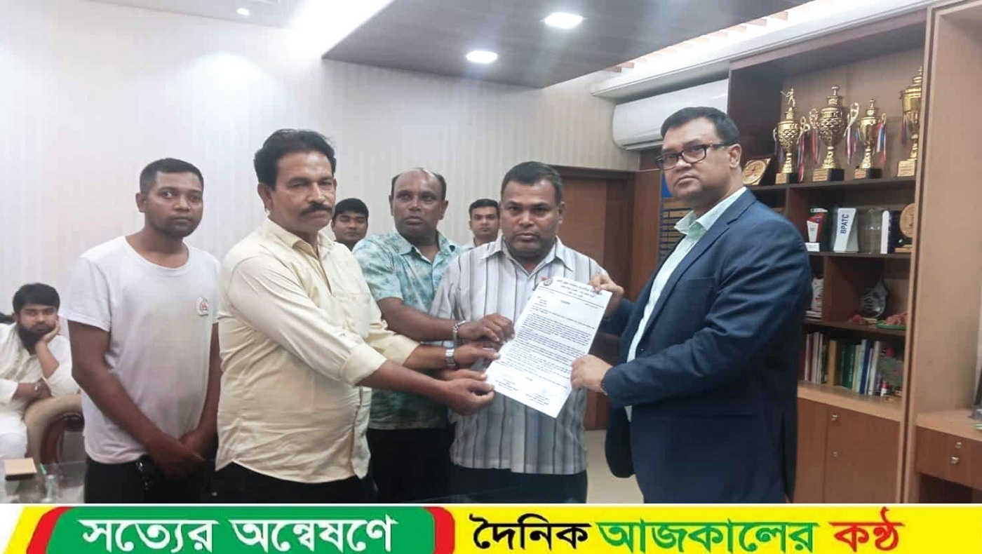 নওগাঁ জেলা প্রশাসক আব্দুল আউয়াল এর বিরুদ্ধে সাংবাদিকদের স্মারকলিপি প্রদান