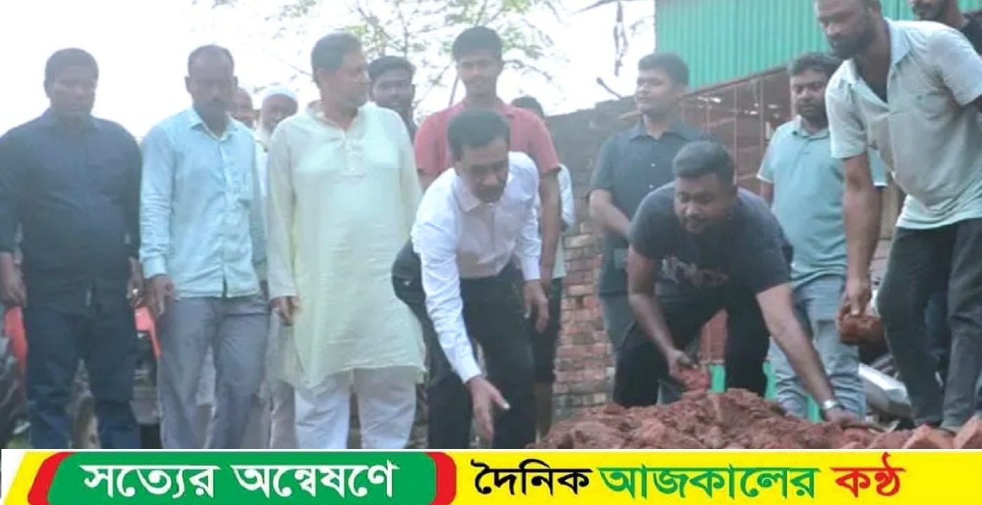 নওগাঁয় নিজ উদ্যোগে রাস্তা সংস্কার করে দিলেন বিএনপি নেতা