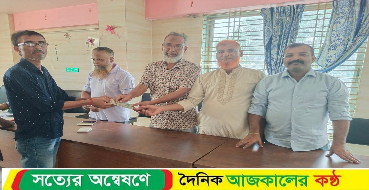 শারদীয় দুর্গাপূজা উপলক্ষে দিনাজপুর জেলা মোটর পরিবহণ শ্রমিক ইউনিয়নের শ্রমিকদের মাঝে উৎসব ভাতা বিতরণ