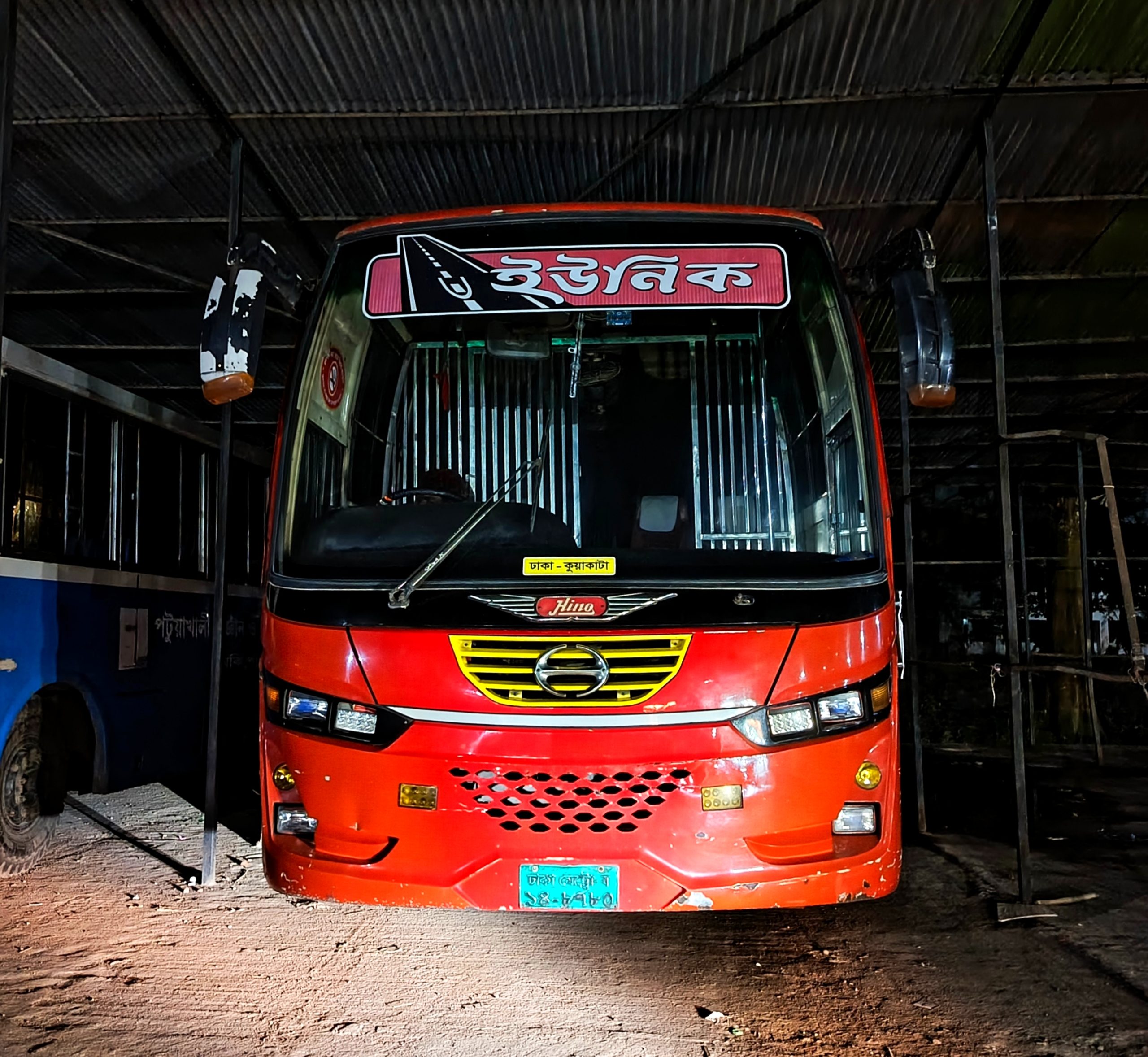 কুয়াকাটা থেকে ঢাকাগামী ইউনিক পরিবহনের বাসে শিক্ষক-লাঞ্চিতের ঘটনায় বাস আটক