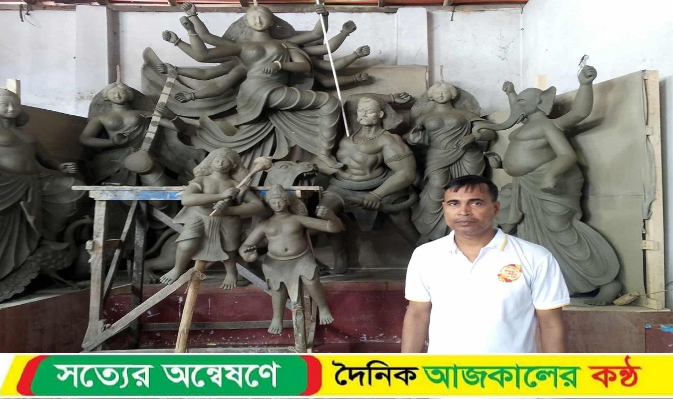 দুমকিতে দূর্গোৎসব উপলক্ষে প্রতিমা তৈরিতে ব্যস্ত কারিগর’রা