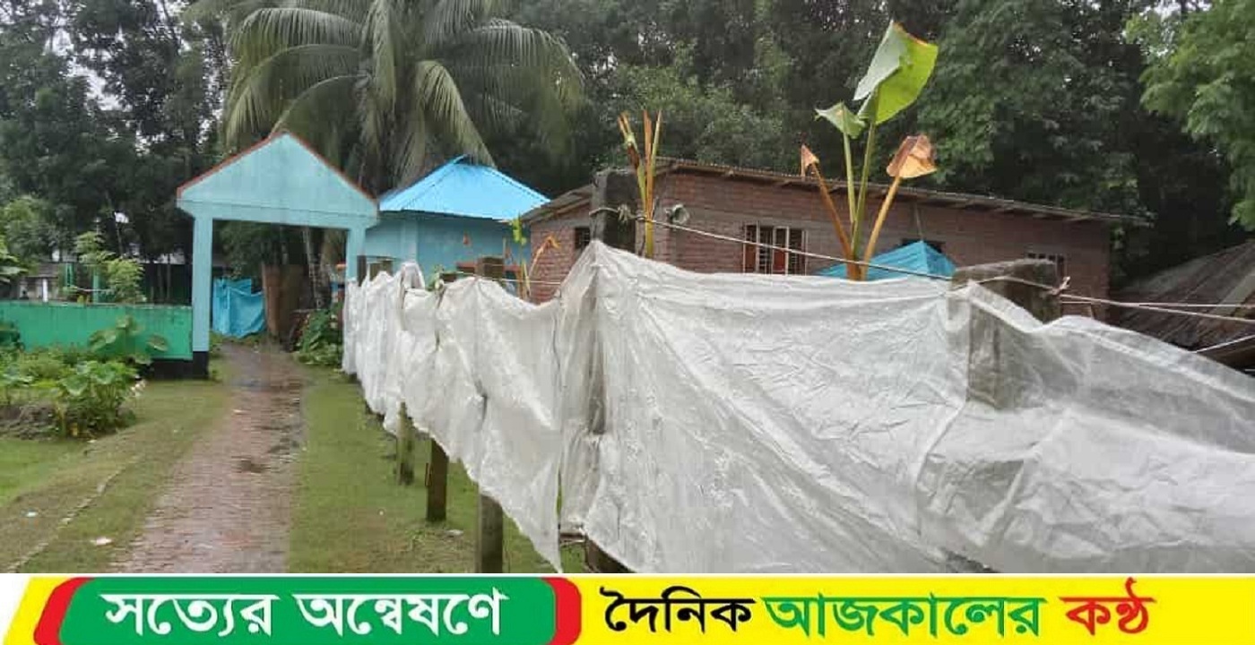 দুমকীতে স্কুলের মাঠ দখল ও ঘর নির্মাণের অভিযোগ এনে সংবাদ সম্মেলন
