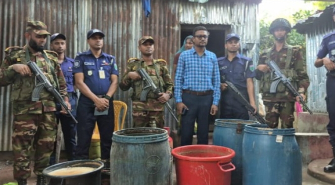 দূর্গা পূজা উপলক্ষে মাদক বিরোধী অভিযানে ২০০ লিটার চোলাই মদ জব্দ