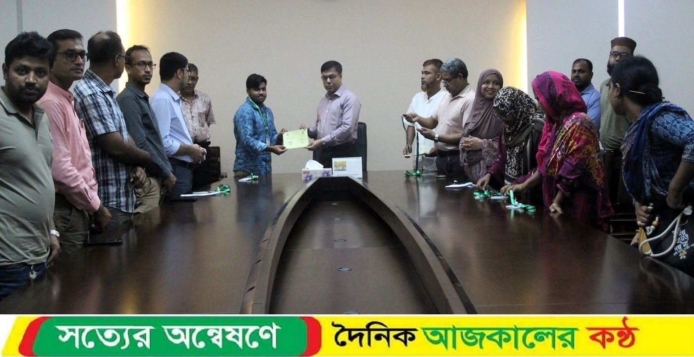 জাককানইবিতে নবীন শিক্ষার্থীদের মাঝে আইডি ও রেজিস্ট্রেশন কার্ড হস্তান্তর
