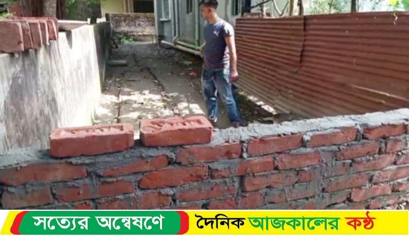 রাস্তার মাঝে দেয়াল নির্মান : অবরুদ্ধ ২০ পরিবার